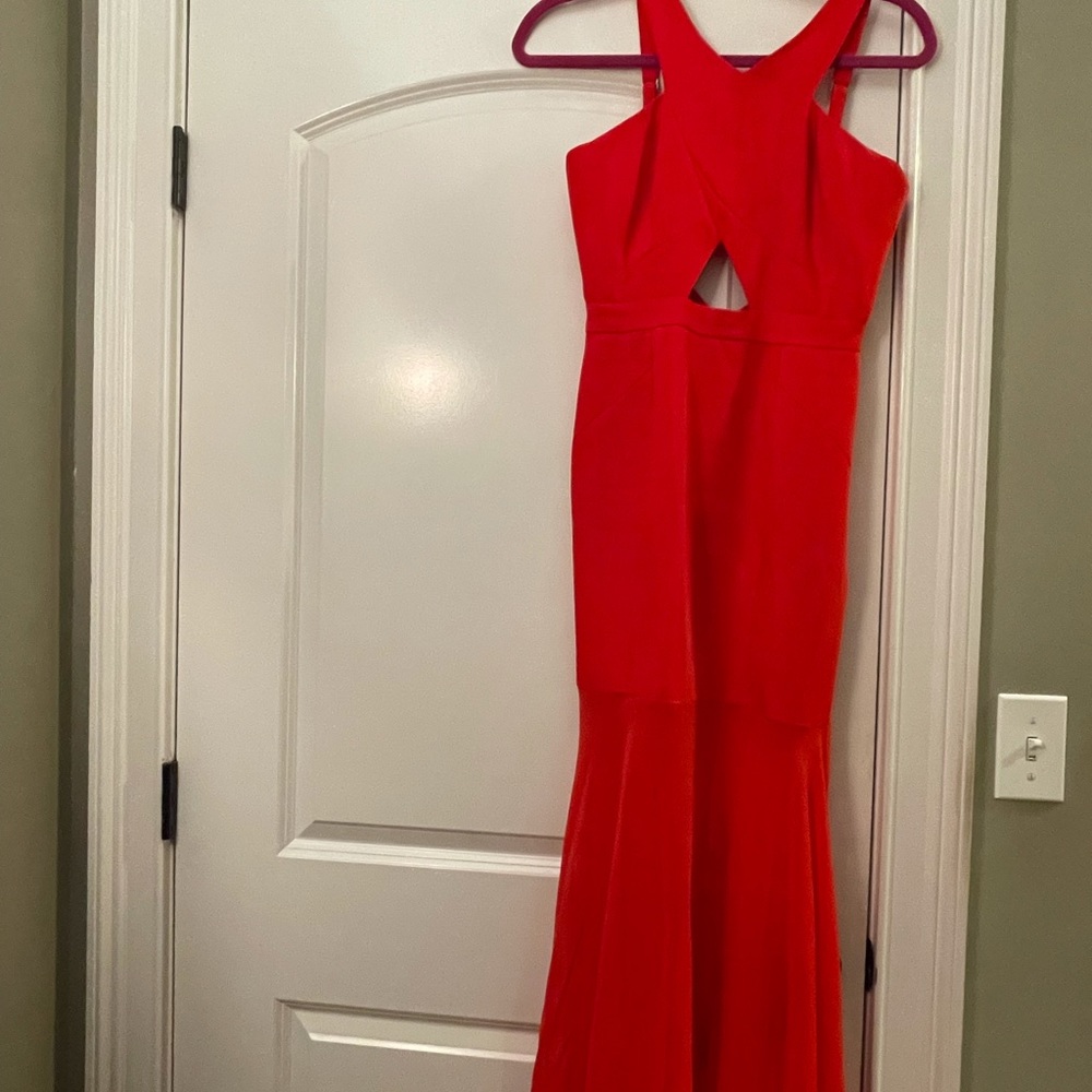 Beautiful mermaid fit gown perfect for prom/ weddings!